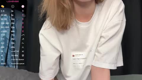 Snapshot of eminemswife chatting on 10-22-25, 10:15 Nadya online show from 10-22-25, 10:15