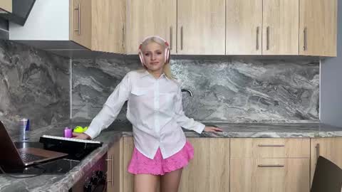 Eminent Eva online show from 01-22-25, 05:38