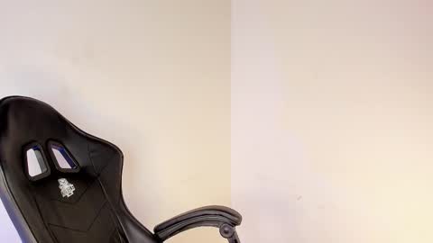 Snapshot of emma_980 chatting on 02-23-25, 04:13 emma online show from 02-23-25, 04:13