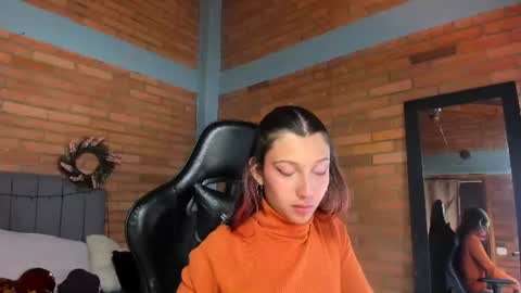 Snapshot of emma_belley chatting on 06-13-26, 07:12 Hey Im EmmaHelp me reach 100 likes online show from 06-13-26, 07:12