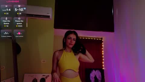 Snapshot of emma_blanco chatting on 06-25-26, 02:54 Emma online show from 06-25-26, 02:54