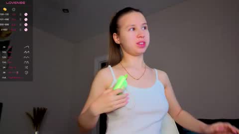 Snapshot of emma_clon chatting on 11-28-25, 01:30 Emma online show from 11-28-25, 01:30