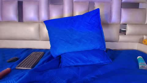 Snapshot of emma_curvy1 chatting on 02-28-25, 06:32 Emma online show from 02-28-25, 06:32