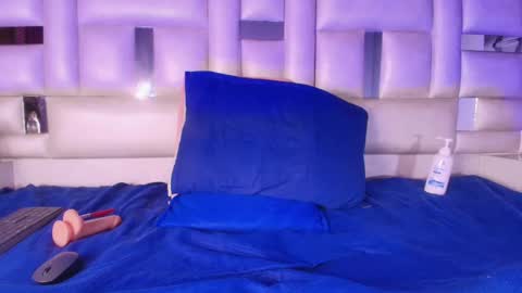 Snapshot of emma_curvy1 chatting on 03-08-25, 09:28 Emma online show from 03-08-25, 09:28