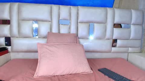 Snapshot of emma_curvy1 chatting on 09-19-25, 03:19 Emma online show from 09-19-25, 03:19