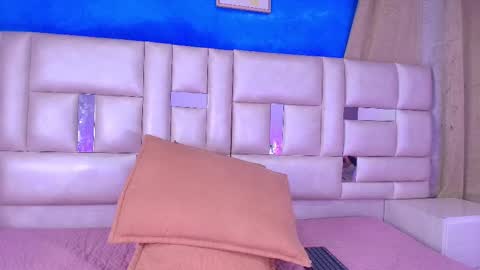 Snapshot of emma_curvy1 chatting on 09-26-25, 03:21 Emma online show from 09-26-25, 03:21