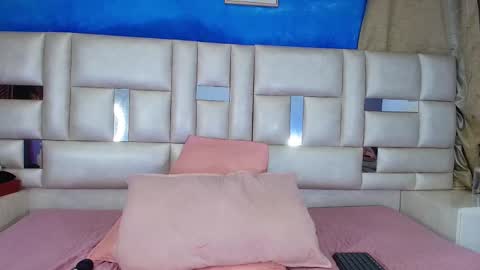 Snapshot of emma_curvy1 chatting on 10-09-25, 03:37 Emma online show from 10-09-25, 03:37