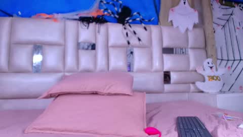 Snapshot of emma_curvy1 chatting on 10-31-25, 03:07 Emma online show from 10-31-25, 03:07