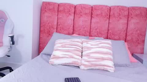 Snapshot of emma_curvy1 chatting on 11-07-25, 03:06 Emma online show from 11-07-25, 03:06