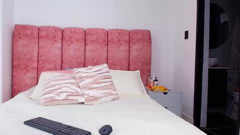 Snapshot of emma_curvy1 chatting on 11-08-25, 03:18 Emma online show from 11-08-25, 03:18