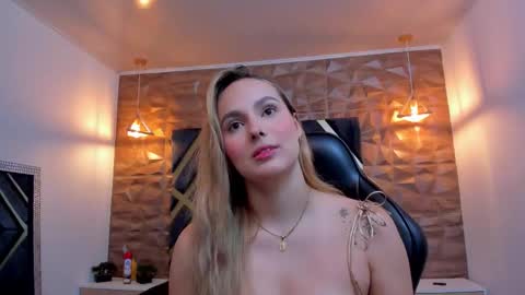 Snapshot of emmaa_white_ chatting on 09-11-25, 05:24 EMMA online show from 09-11-25, 05:24