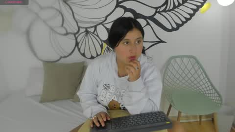 Snapshot of emmaajohnson chatting on 04-15-26, 07:54 Emma online show from 04-15-26, 07:54