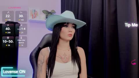 Snapshot of emmabridgerton chatting on 10-25-25, 08:25 Emma online show from 10-25-25, 08:25