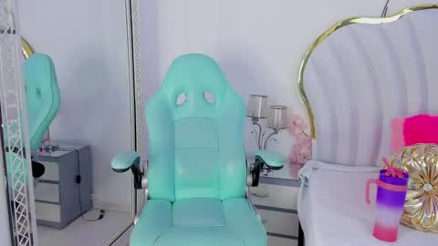 Snapshot of emmacrush chatting on 01-24-25, 08:54 Welcome Im yosein Your love is my passion activate it with your tips and enjoy with me online show from 01-24-25, 08:54