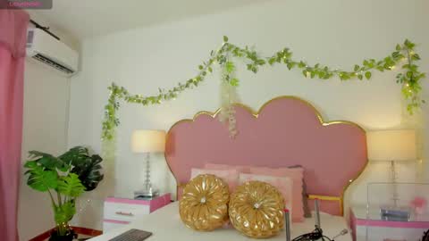 Snapshot of emmacrush chatting on 09-25-25, 08:56 Welcome Im yosein Your love is my passion activate it with your tips and enjoy with me online show from 09-25-25, 08:56