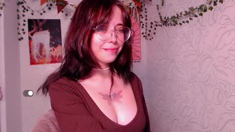 Snapshot of emmae__ chatting on 10-13-25, 11:10 Emma online show from 10-13-25, 11:10