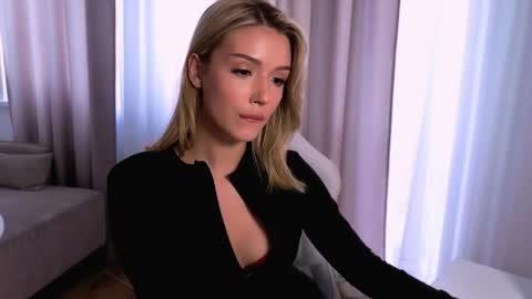 Snapshot of emmakeam_ chatting on 03-17-26, 03:33 Emma online show from 03-17-26, 03:33