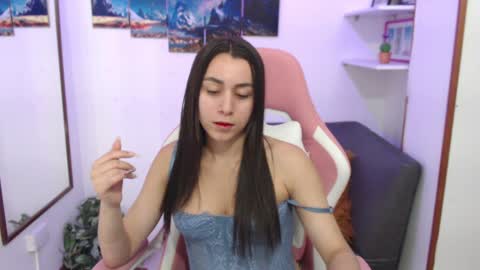 Snapshot of emmamyers_ chatting on 01-17-25, 10:23 Emma online show from 01-17-25, 10:23