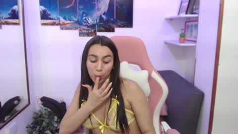 Snapshot of emmamyers_ chatting on 02-04-25, 01:45 Emma online show from 02-04-25, 01:45