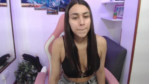 Snapshot of emmamyers_ chatting on 02-06-25, 10:21 Emma online show from 02-06-25, 10:21