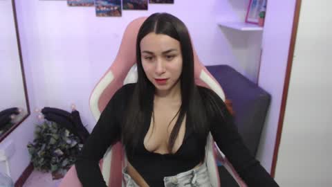 Snapshot of emmamyers_ chatting on 02-11-25, 10:28 Emma online show from 02-11-25, 10:28