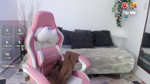 Snapshot of emmamyers_ chatting on 09-25-25, 12:03 Emma online show from 09-25-25, 12:03