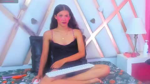 Snapshot of emmapetty chatting on 09-25-25, 09:18 Emmapetty online show from 09-25-25, 09:18