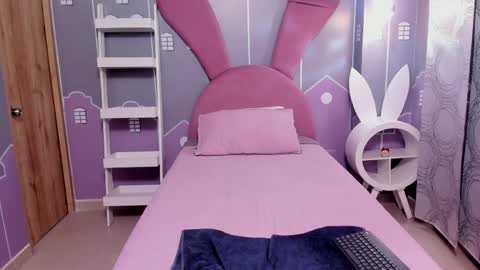 emmathompson__ online show from 04-11-26, 02:05