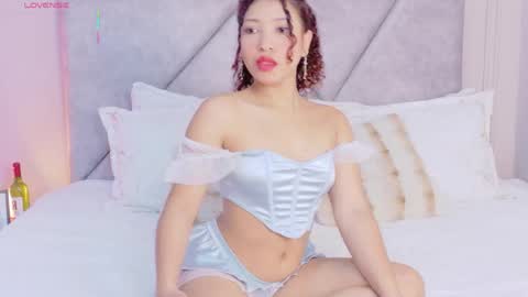 Snapshot of emmawilliaamss chatting on 05-19-26, 12:22 Emma online show from 05-19-26, 12:22