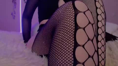 Snapshot of emmawise221 chatting on 09-22-25, 01:02 Emma online show from 09-22-25, 01:02