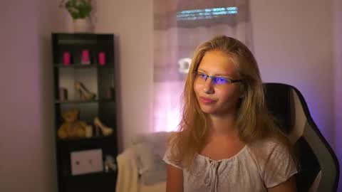 Snapshot of emmie_murray chatting on 09-26-25, 01:04 Emmie online show from 09-26-25, 01:04