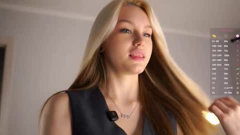 Snapshot of emmiemurray chatting on 10-15-25, 08:58 Aurora online show from 10-15-25, 08:58