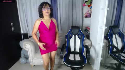 Snapshot of emmilychevalier chatting on 01-11-25, 01:06 Emmily online show from 01-11-25, 01:06