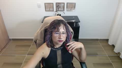 Snapshot of emmilychevalier chatting on 11-27-25, 06:37 Emmily online show from 11-27-25, 06:37