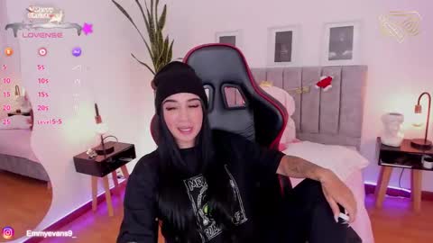 Snapshot of emmyevans1 chatting on 12-16-24, 07:21 Emmy Evans online show from 12-16-24, 07:21