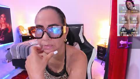 Snapshot of emperatrizmilf chatting on 11-12-25, 07:31 Emperatriz online show from 11-12-25, 07:31