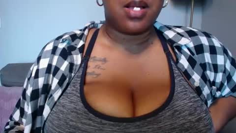 Snapshot of empress_g3jolie chatting on 12-17-25, 07:03 Golden Goddess Goldie online show from 12-17-25, 07:03