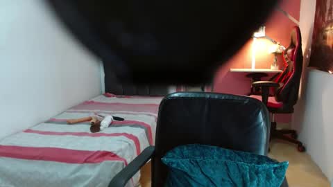 Snapshot of emy_0 chatting on 01-22-25, 10:37 Emy online show from 01-22-25, 10:37