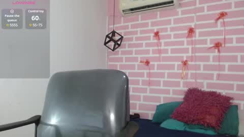 Snapshot of emy_0 chatting on 03-01-25, 07:37 Emy online show from 03-01-25, 07:37