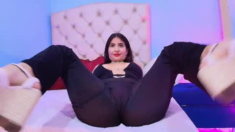 Snapshot of emy_ly chatting on 12-13-25, 11:43 emy online show from 12-13-25, 11:43