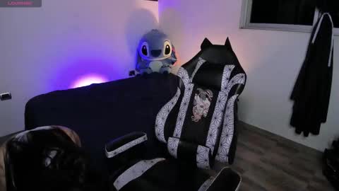 Snapshot of emy_xdy chatting on 10-04-25, 09:51 Im Emily would you like to help me reach 100 online show from 10-04-25, 09:51