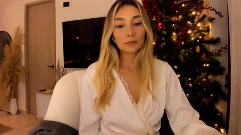 Snapshot of emyconneer chatting on 12-11-24, 01:58 emyconneer online show from 12-11-24, 01:58