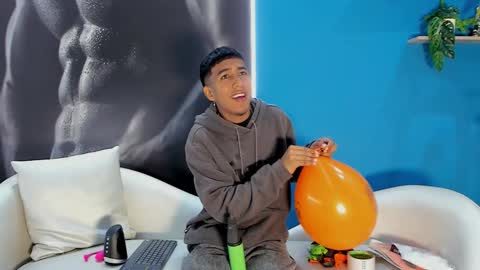 Snapshot of ender_h0t chatting on 10-12-25, 01:43 Ender online show from 10-12-25, 01:43