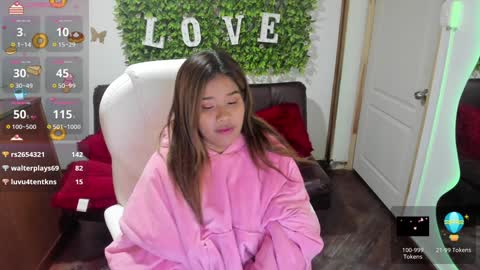 Snapshot of enma_clark chatting on 12-21-24, 10:06 Enma clark online show from 12-21-24, 10:06