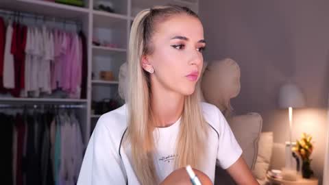 Snapshot of entya chatting on 09-15-25, 05:18 entya online show from 09-15-25, 05:18