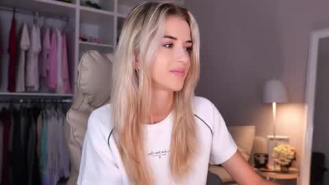 Snapshot of entya chatting on 09-27-25, 08:41 entya online show from 09-27-25, 08:41