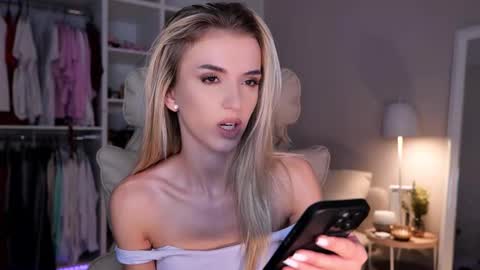 Snapshot of entya chatting on 10-09-25, 06:11 entya online show from 10-09-25, 06:11