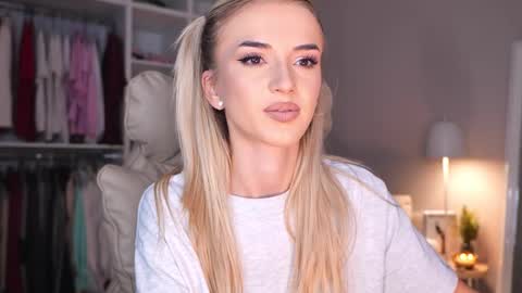 Snapshot of entya chatting on 10-13-25, 06:35 entya online show from 10-13-25, 06:35