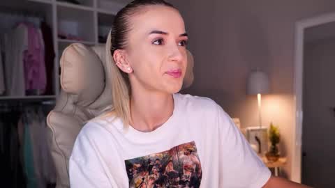 Snapshot of entya chatting on 10-14-25, 04:02 entya online show from 10-14-25, 04:02