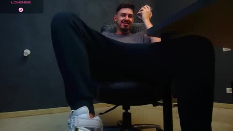 Snapshot of enzorace chatting on 09-30-25, 05:01 EnzoRace online show from 09-30-25, 05:01